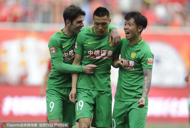 本轮英超，曼城2-1逆转击败卢顿结束4轮不胜，不过赛后的大部分焦点在瓜迪奥拉身上，他被拍到在半场结束时斥责第四官员没有多给时间，此后他又离开自己的区域庆祝进球。